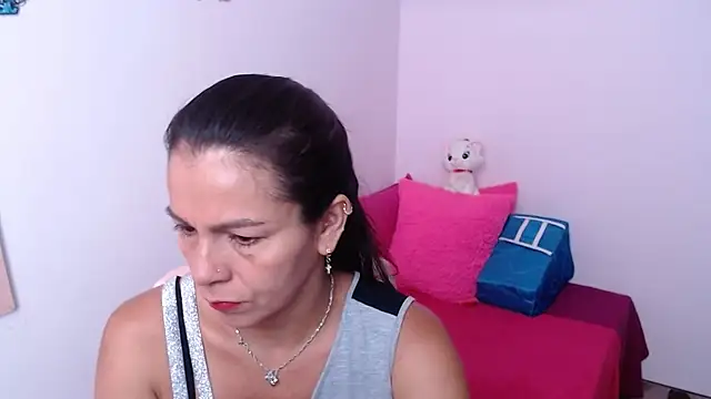 camilavargas  online show from April 9, 3:39 pm