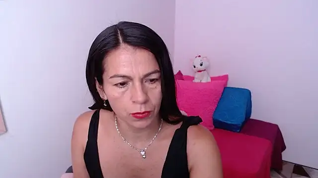 camilavargas  online show from April 11, 7:40 pm