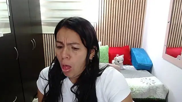 Snapshot of camilavargas_ chatting on May 26, 3:30 pm camilavargas online show from May 26, 3:30 pm