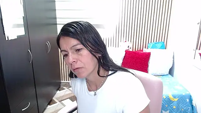 Snapshot of camilavargas_ chatting on May 31, 8:43 pm camilavargas online show from May 31, 8:43 pm