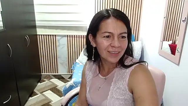 Snapshot of camilavargas_ chatting on June 1, 9:49 pm camilavargas online show from June 1, 9:49 pm