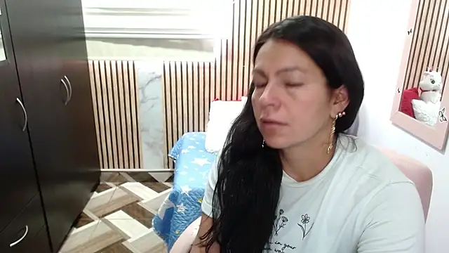 Snapshot of camilavargas_ chatting on June 6, 9:41 pm camilavargas online show from June 6, 9:41 pm