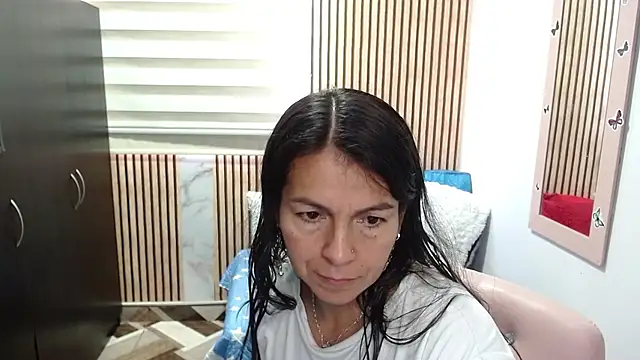 Snapshot of camilavargas_ chatting on June 16, 10:23 pm camilavargas online show from June 16, 10:23 pm