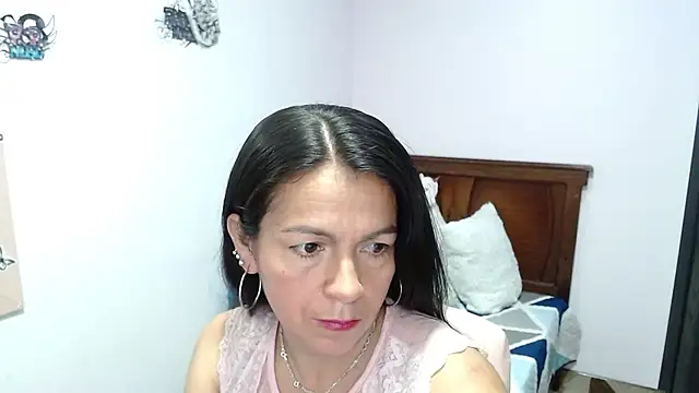 Snapshot of camilavargas_ chatting on July 28, 6:20 pm camilavargas online show from July 28, 6:20 pm