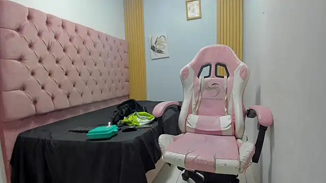 Naomis 35 online show from December 2, 7:53 pm