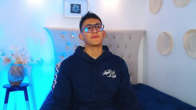 Snapshot of SalvadorFit chatting on September 17, 9:38 pm SalvadorFit online show from September 17, 9:38 pm