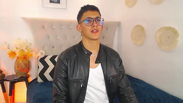 Snapshot of SalvadorFit chatting on September 18, 9:17 pm SalvadorFit online show from September 18, 9:17 pm