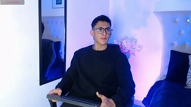 Snapshot of SalvadorFit chatting on November 3, 8:21 pm SalvadorFit online show from November 3, 8:21 pm