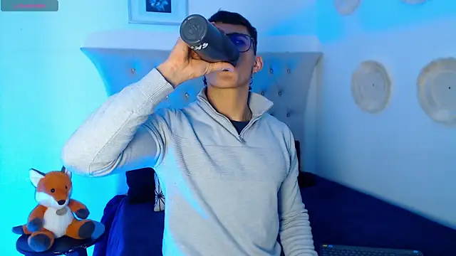 Snapshot of SalvadorFit chatting on November 4, 8:41 pm SalvadorFit online show from November 4, 8:41 pm