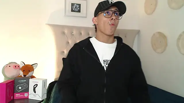 Snapshot of SalvadorFit chatting on November 18, 8:35 pm SalvadorFit online show from November 18, 8:35 pm