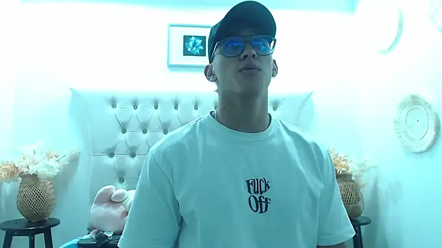 Snapshot of SalvadorFit chatting on December 4, 8:28 pm SalvadorFit online show from December 4, 8:28 pm