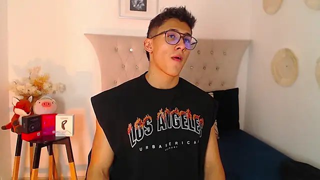 Snapshot of SalvadorFit chatting on December 5, 8:27 pm SalvadorFit online show from December 5, 8:27 pm