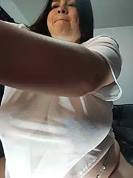 Snapshot of LucyDiamonds1 chatting on May 27, 1:24 am LucyDiamonds1 online show from May 27, 1:24 am