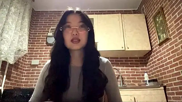 EmmaLeexth online show from November 23, 1:00 pm