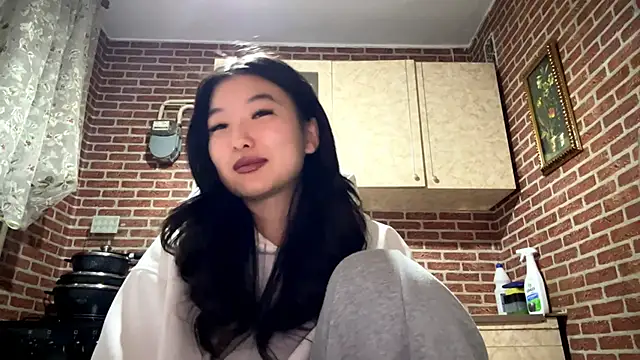 EmmaLeexth online show from February 9, 2:10 pm