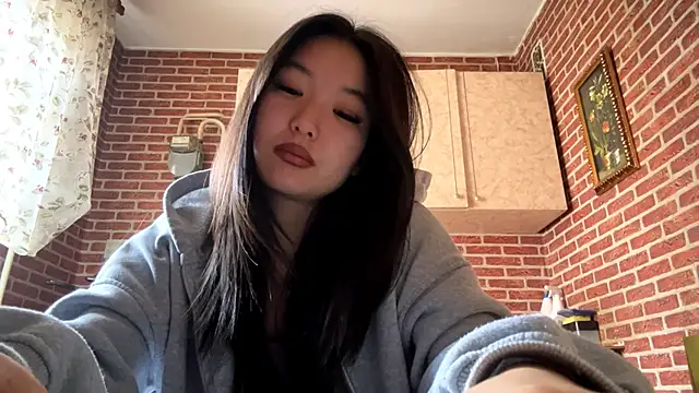 EmmaLeexth online show from March 15, 10:10 am