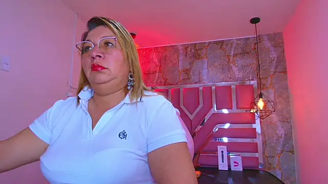 Snapshot of MaylinRosse_ chatting on November 18, 7:29 pm MaylinRosse online show from November 18, 7:29 pm