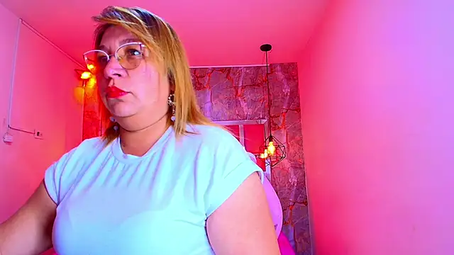 Snapshot of MaylinRosse_ chatting on December 5, 7:54 pm MaylinRosse online show from December 5, 7:54 pm