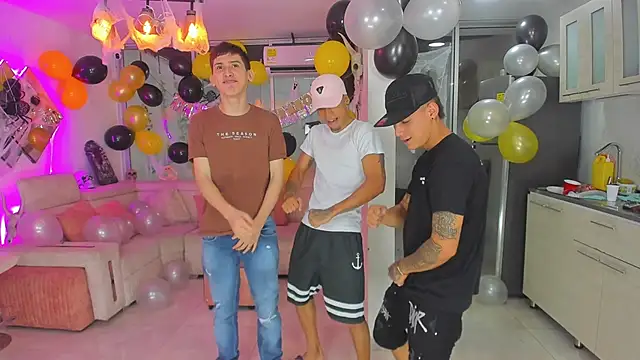 Snapshot of Houseofwarrios chatting on October 23, 4:23 am Houseofwarrios online show from October 23, 4:23 am