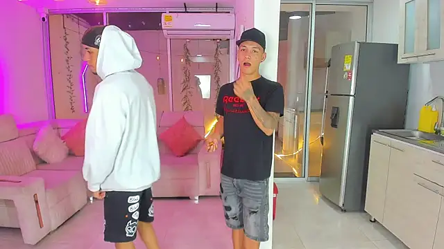 Snapshot of Houseofwarrios chatting on November 6, 5:30 am Houseofwarrios online show from November 6, 5:30 am