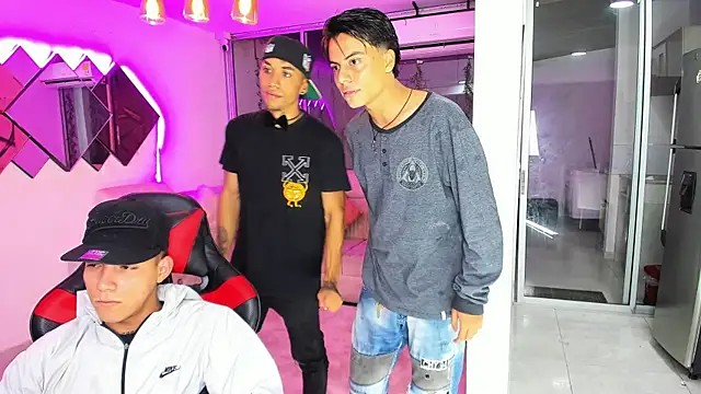 Snapshot of Houseofwarrios chatting on November 22, 5:28 am Houseofwarrios online show from November 22, 5:28 am