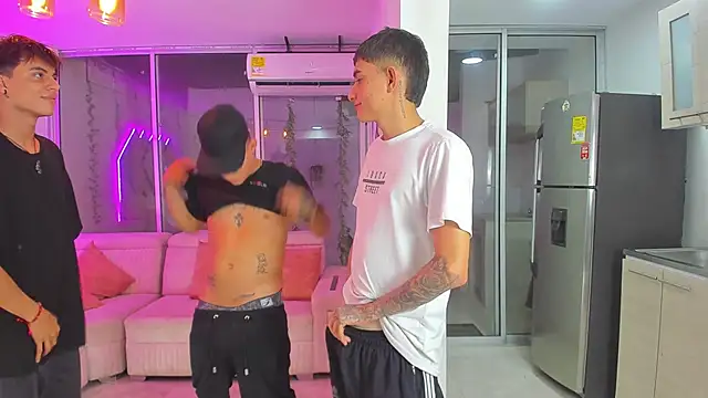 Snapshot of Houseofwarrios chatting on December 5, 5:49 am Houseofwarrios online show from December 5, 5:49 am