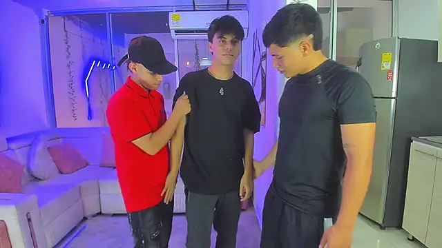 Snapshot of Houseofwarrios chatting on December 14, 5:35 am Houseofwarrios online show from December 14, 5:35 am