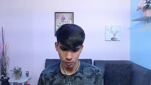 Snapshot of David_925_ chatting on October 24, 7:32 pm David 925 online show from October 24, 7:32 pm