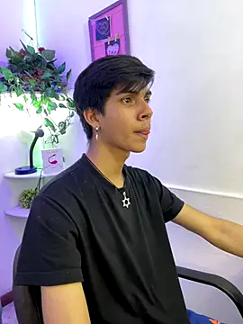 Snapshot of David_925_ chatting on December 15, 8:02 pm David 925 online show from December 15, 8:02 pm