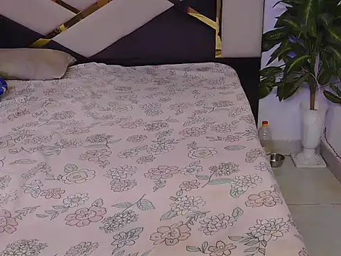 Lovelyy-couple online show from November 1, 6:15 am