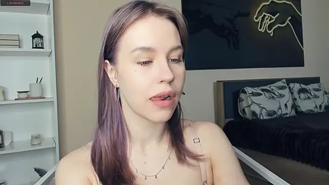 Snapshot of MaliaBourraine chatting on June 15, 7:43 am MaliaBourraine online show from June 15, 7:43 am
