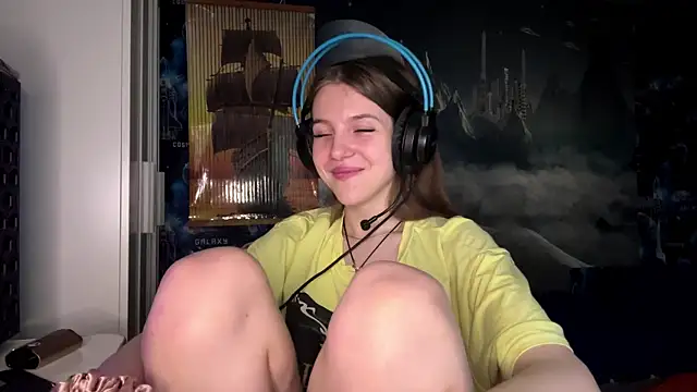 Snapshot of Elira_Breeze chatting on November 10, 1:10 pm Elira Breeze online show from November 10, 1:10 pm