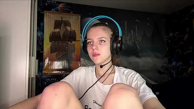 Snapshot of Elira_Breeze chatting on November 12, 12:27 pm Elira Breeze online show from November 12, 12:27 pm