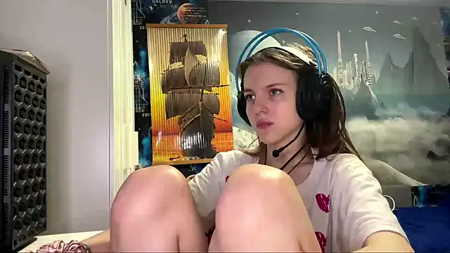 Snapshot of Elira_Breeze chatting on December 3, 12:47 pm Elira Breeze online show from December 3, 12:47 pm