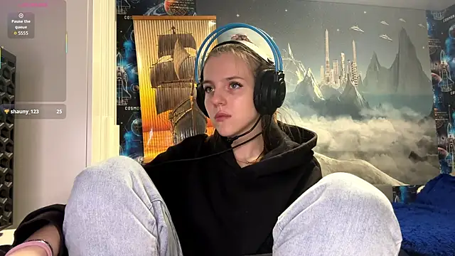 Snapshot of Elira_Breeze chatting on December 18, 3:51 pm Elira Breeze online show from December 18, 3:51 pm