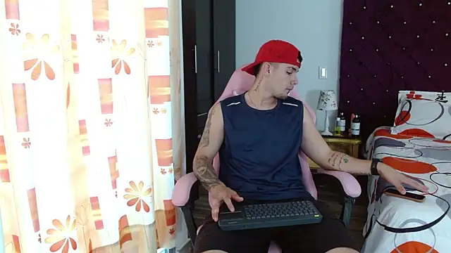 Snapshot of BooyHott_ chatting on October 25, 7:19 pm BooyHott online show from October 25, 7:19 pm