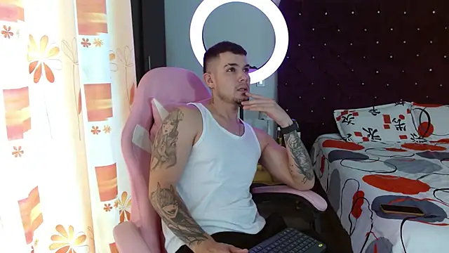 Snapshot of BooyHott_ chatting on October 31, 6:53 pm BooyHott online show from October 31, 6:53 pm