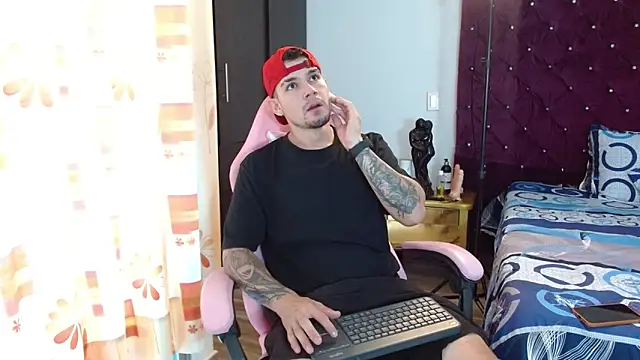 Snapshot of BooyHott_ chatting on November 7, 6:52 pm BooyHott online show from November 7, 6:52 pm