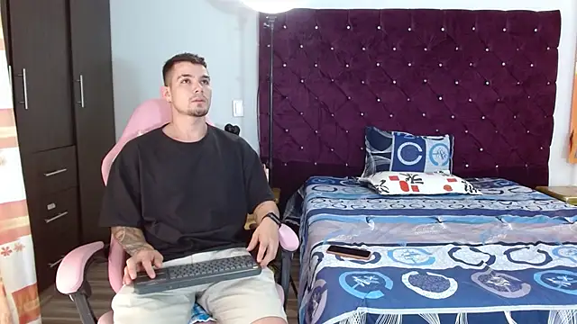 Snapshot of BooyHott_ chatting on November 8, 6:51 pm BooyHott online show from November 8, 6:51 pm