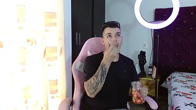 Snapshot of BooyHott_ chatting on November 13, 6:51 pm BooyHott online show from November 13, 6:51 pm