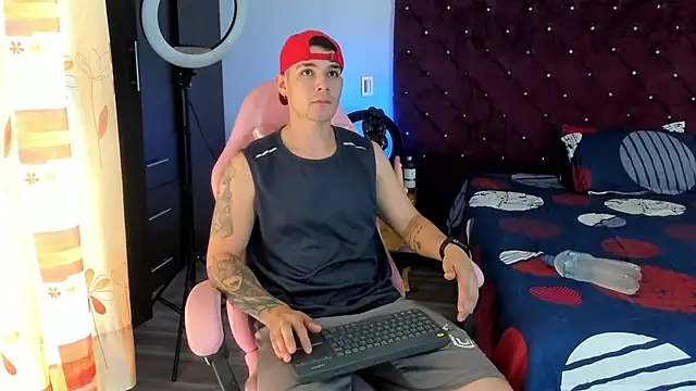 Snapshot of BooyHott_ chatting on November 28, 6:43 pm BooyHott online show from November 28, 6:43 pm