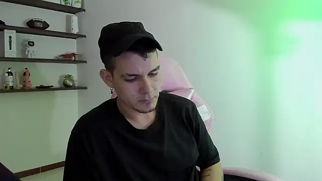 Snapshot of BooyHott_ chatting on December 17, 9:43 pm BooyHott online show from December 17, 9:43 pm