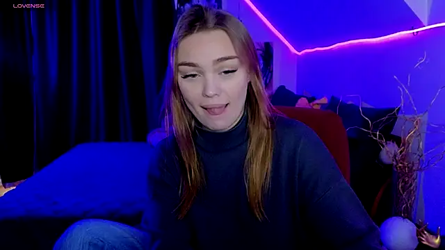 KitsyMoore online show from November 24, 1:11 pm