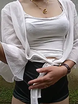 Snapshot of phuongxinhxan chatting on June 18, 1:50 am phuongxinhxan online show from June 18, 1:50 am