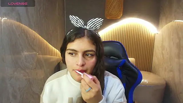 Snapshot of dany_r_ chatting on October 7, 1:19 pm dany r online show from October 7, 1:19 pm