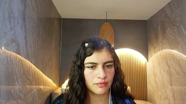 Snapshot of dany_r_ chatting on November 4, 1:32 pm dany r online show from November 4, 1:32 pm