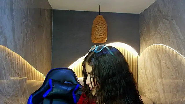 Snapshot of dany_r_ chatting on November 10, 1:21 pm dany r online show from November 10, 1:21 pm