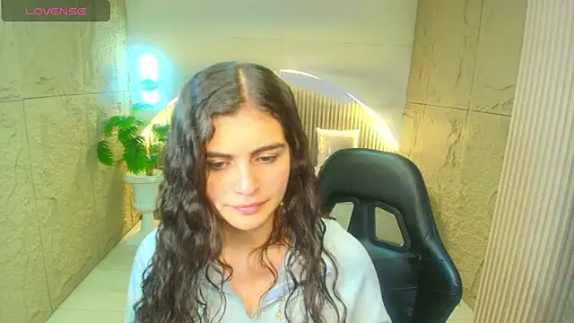 Snapshot of dany_r_ chatting on December 5, 1:20 pm dany r online show from December 5, 1:20 pm