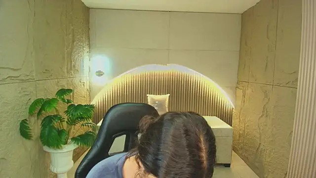 Snapshot of dany_r_ chatting on December 18, 1:06 pm dany r online show from December 18, 1:06 pm