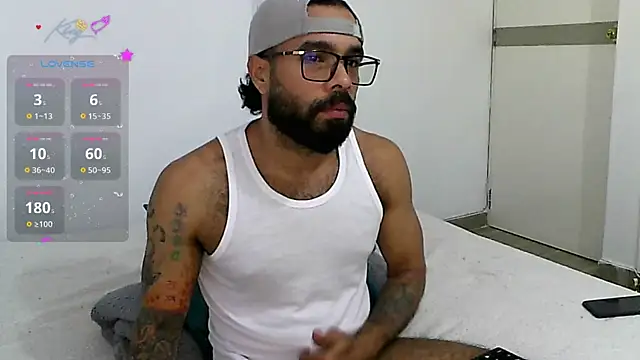 Snapshot of htrebor87 chatting on June 16, 11:07 pm htrebor87 online show from June 16, 11:07 pm